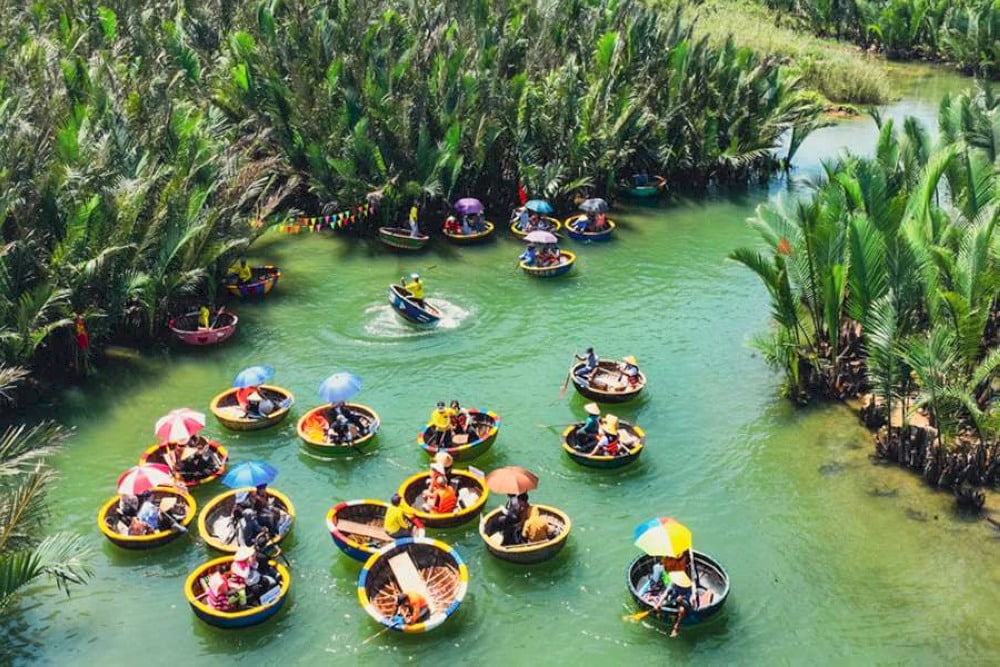 From February to September, visitors can fully enjoy boat rides, explore the lush palm forest, and experience local culture